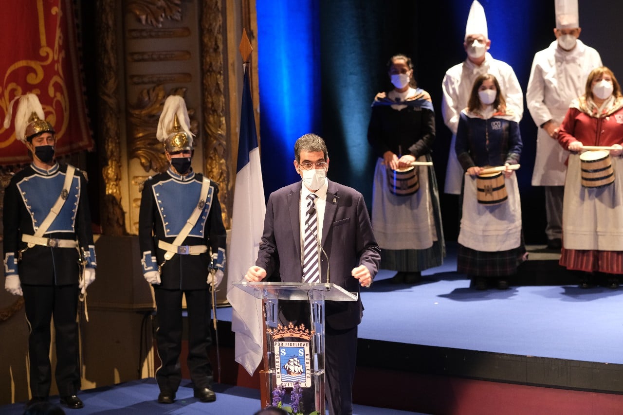 Esther Ferrer dedica el Tambor de Oro a los médicos de la UCI