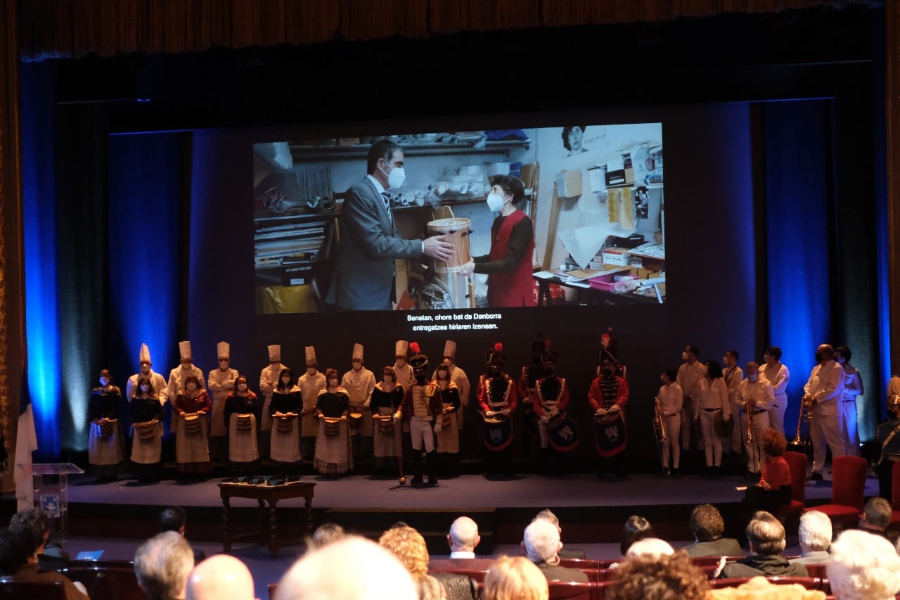 Esther Ferrer dedica el Tambor de Oro a los médicos de la UCI