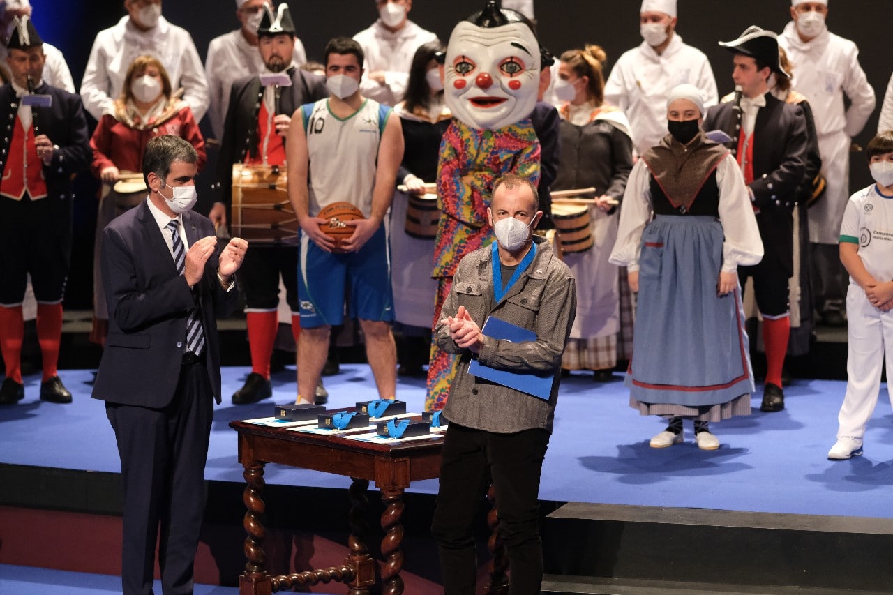 Esther Ferrer dedica el Tambor de Oro a los médicos de la UCI