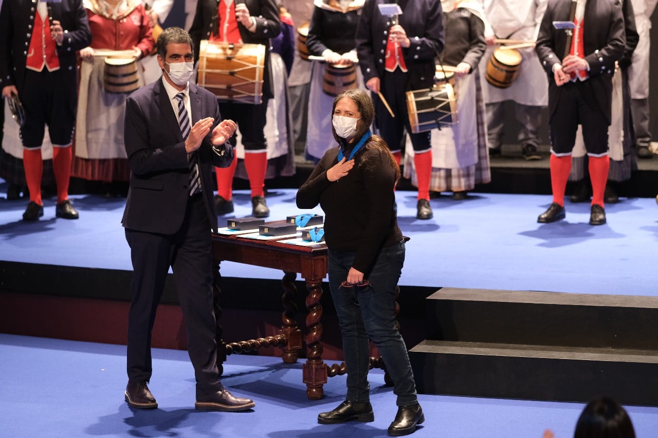 Esther Ferrer dedica el Tambor de Oro a los médicos de la UCI