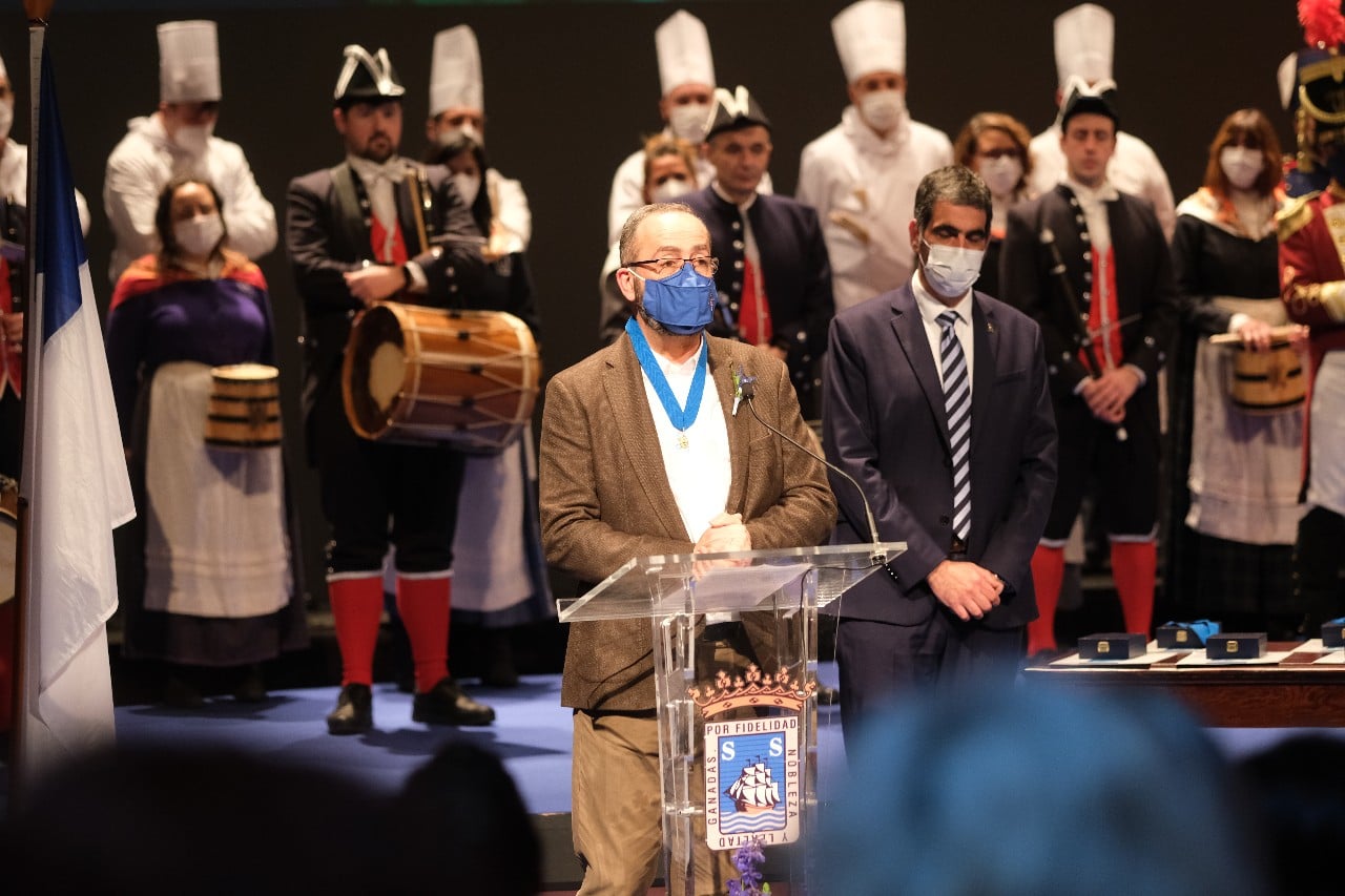 Esther Ferrer dedica el Tambor de Oro a los médicos de la UCI
