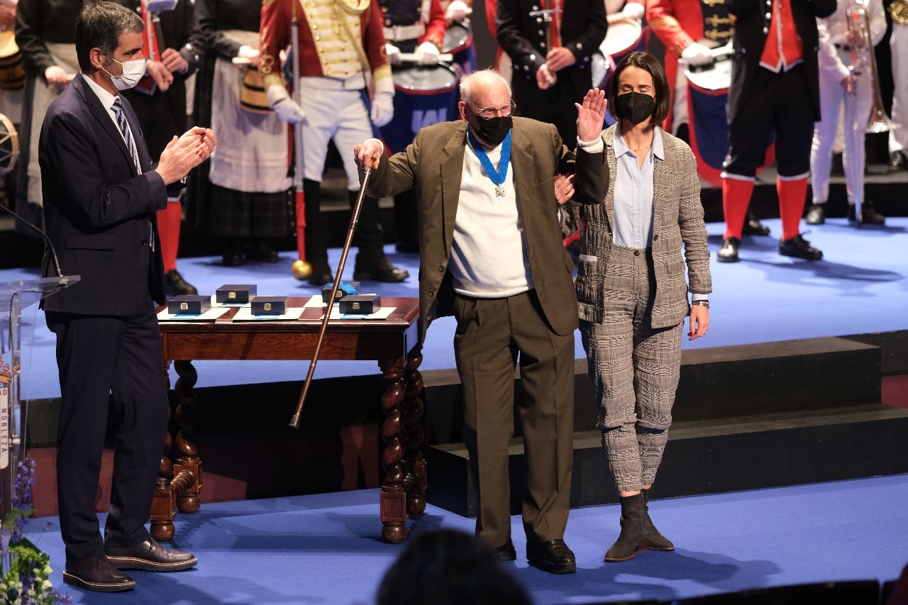 Esther Ferrer dedica el Tambor de Oro a los médicos de la UCI