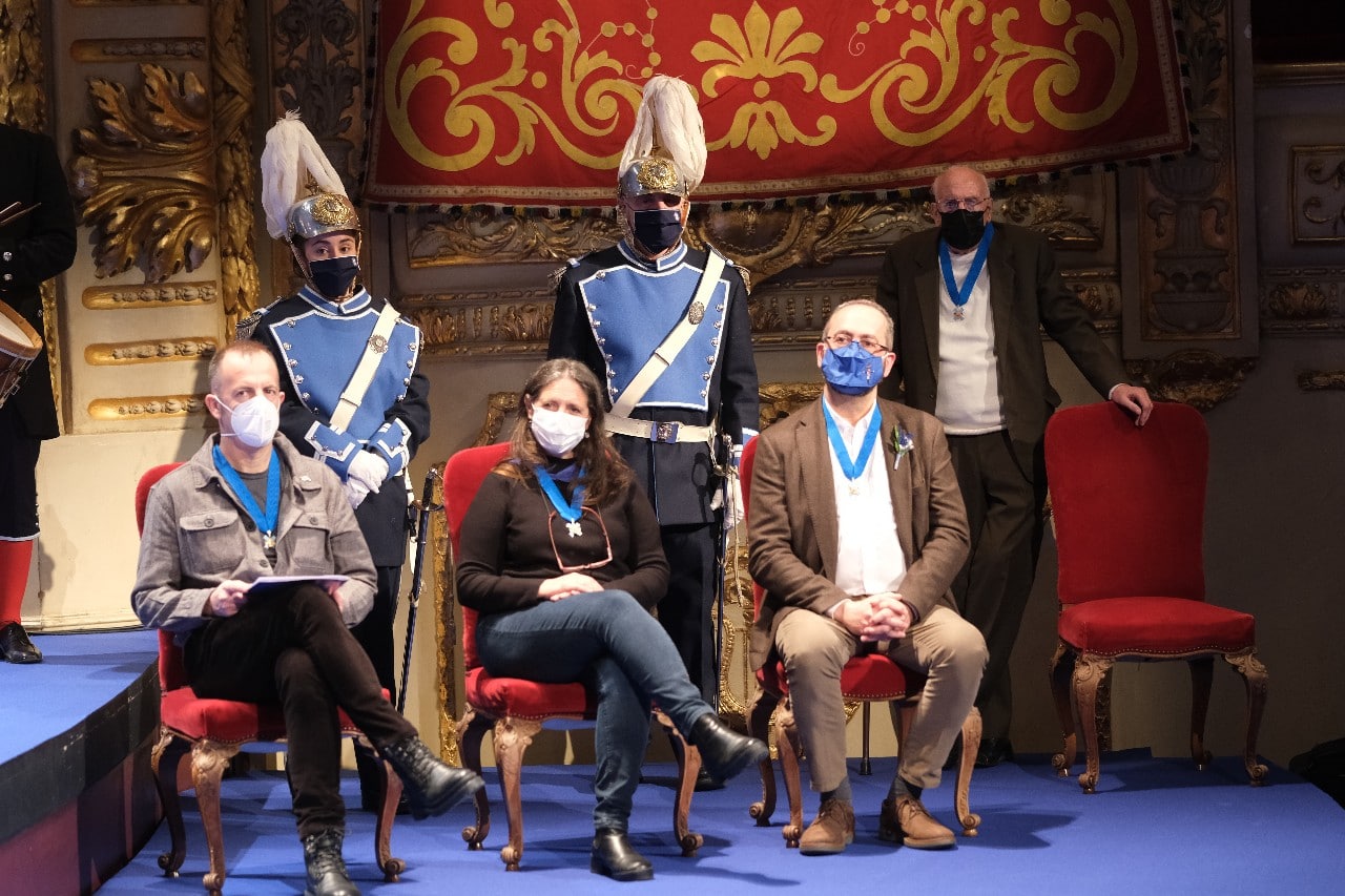 Esther Ferrer dedica el Tambor de Oro a los médicos de la UCI