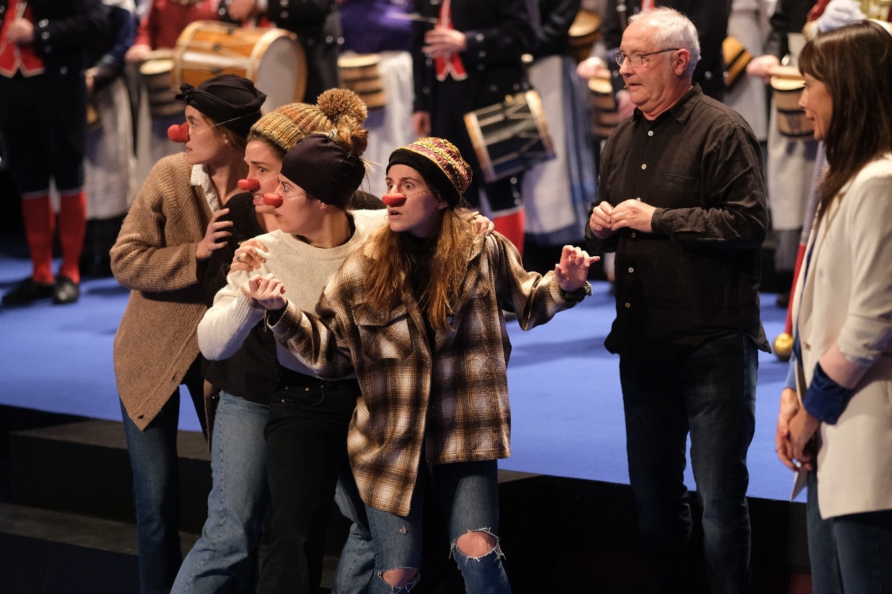 Esther Ferrer dedica el Tambor de Oro a los médicos de la UCI