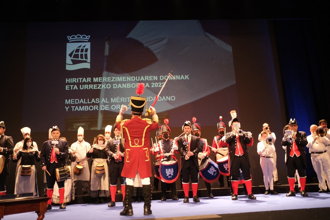 Esther Ferrer dedica el Tambor de Oro a los médicos de la UCI