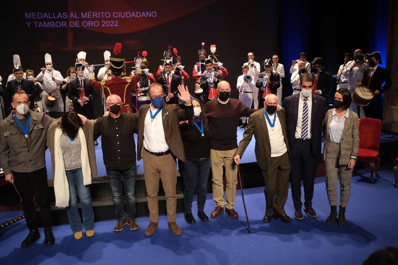 Esther Ferrer dedica el Tambor de Oro a los médicos de la UCI
