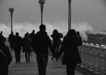 Imagen de archivo. Viandantes observando las olas en Donostia. Fotos: Santiago Farizano