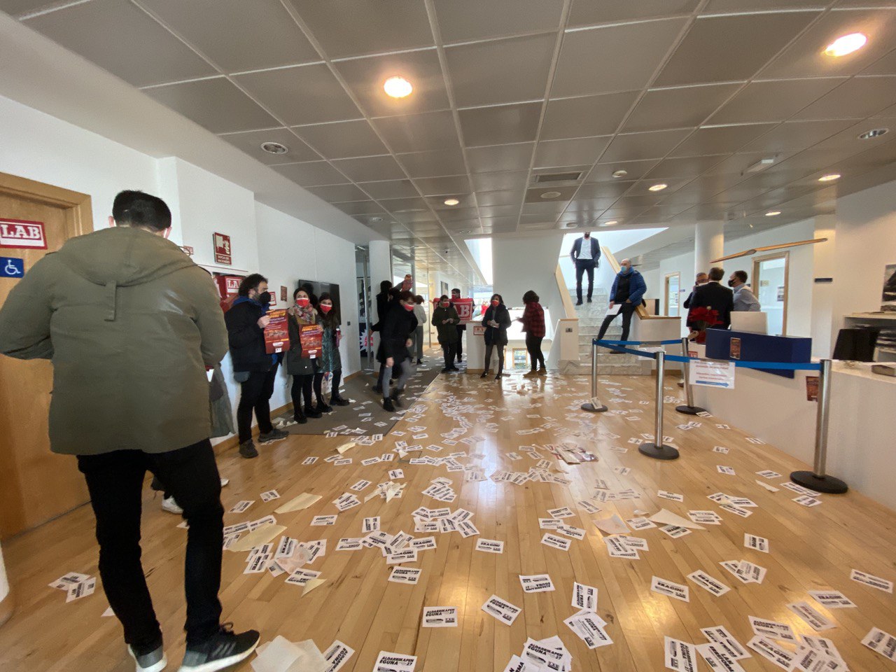 LAB en Adegi Militantes de LAB ocupan la sede de la patronal "contra la reforma laboral"