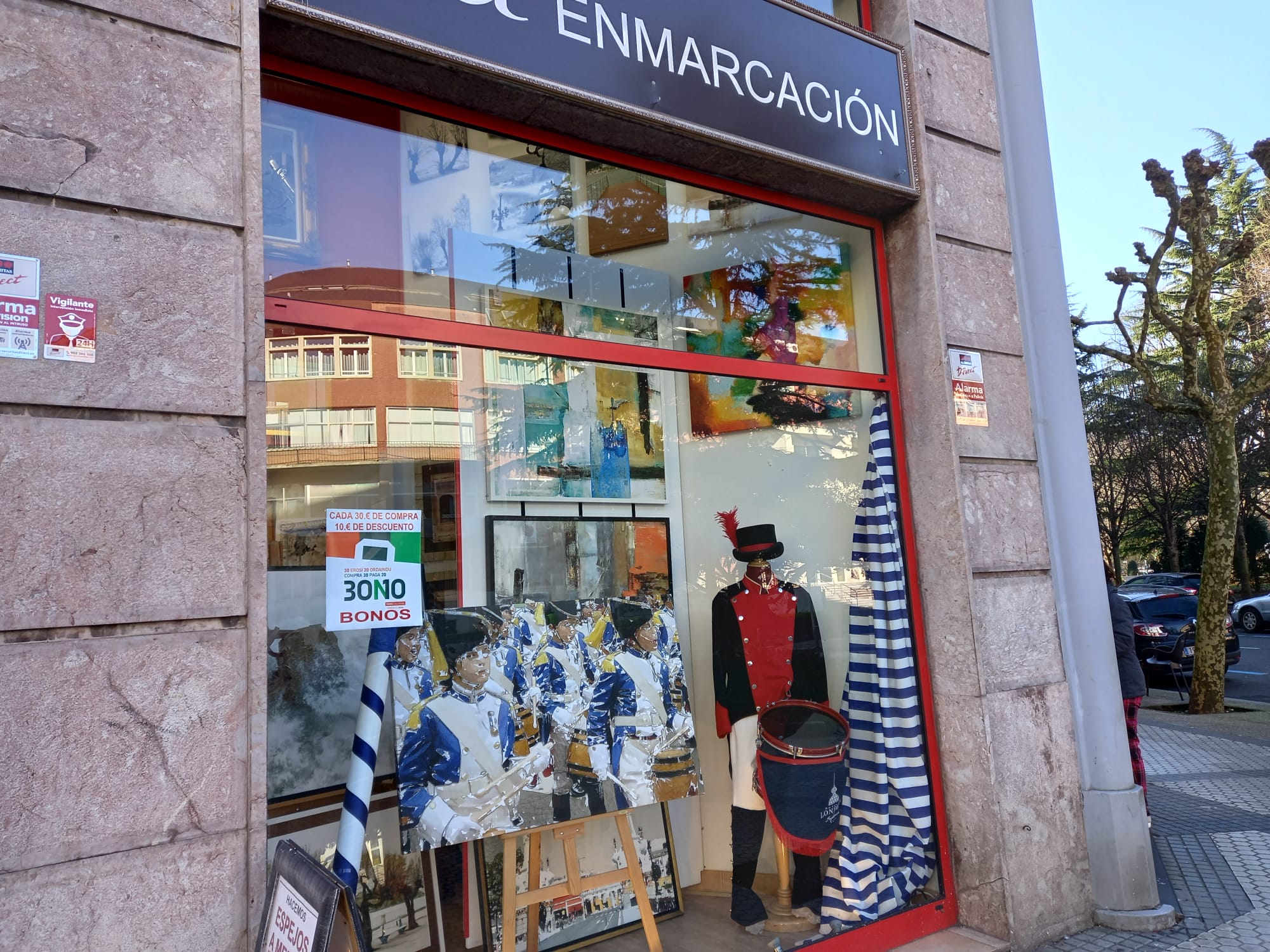 escaparate3 Donostia anima a engalanar comercios y balcones en su fiesta
