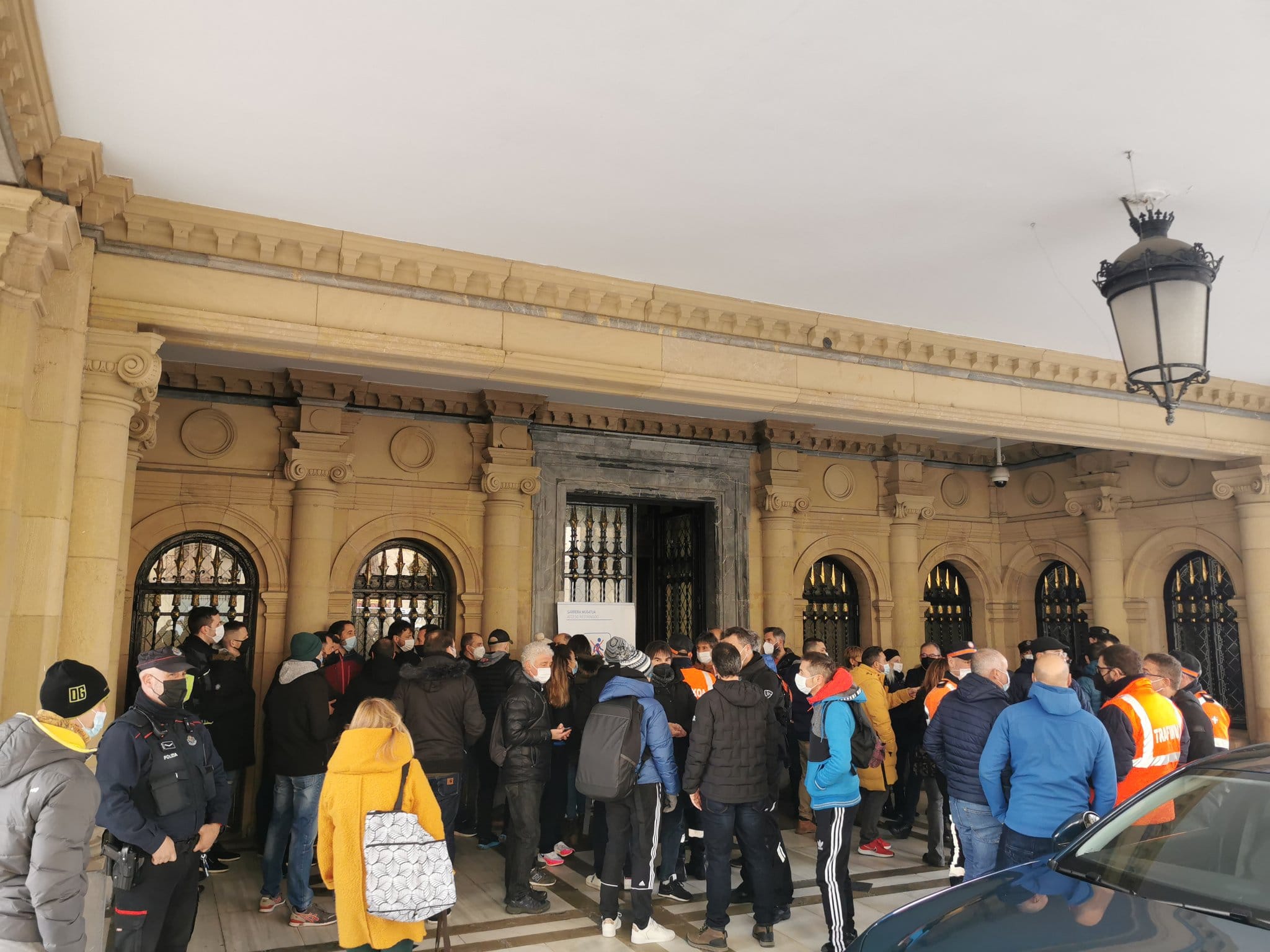 guardia local pleno Agentes de la Guardia Municipal se quedan fuera del pleno con sus reivindicaciones