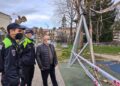 Visita oficial al parque que ha sufrido actos vandálicos en Azkoitia. Foto: Ayto