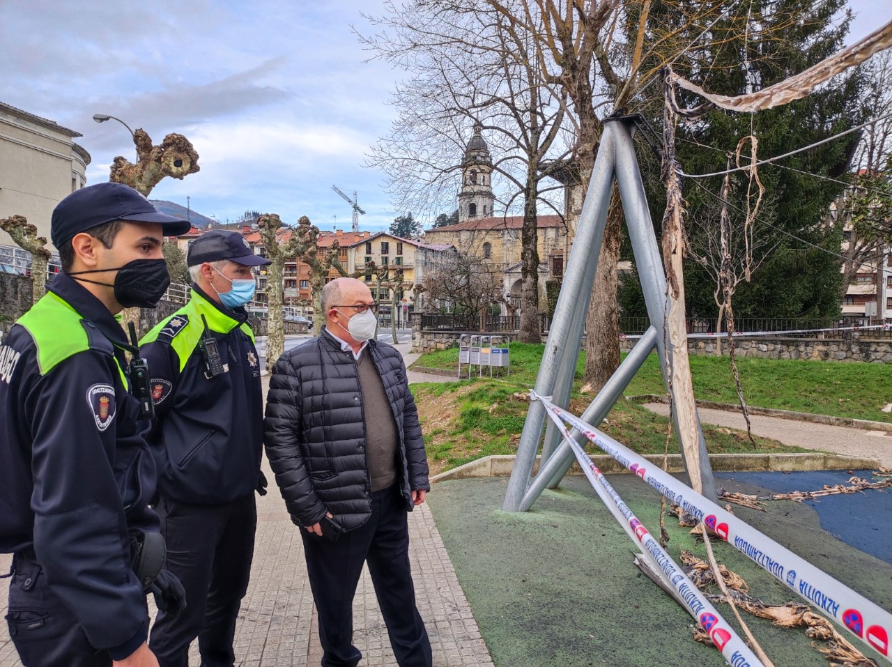 parque Azkoitia Queman un parque infantil en Azkoitia