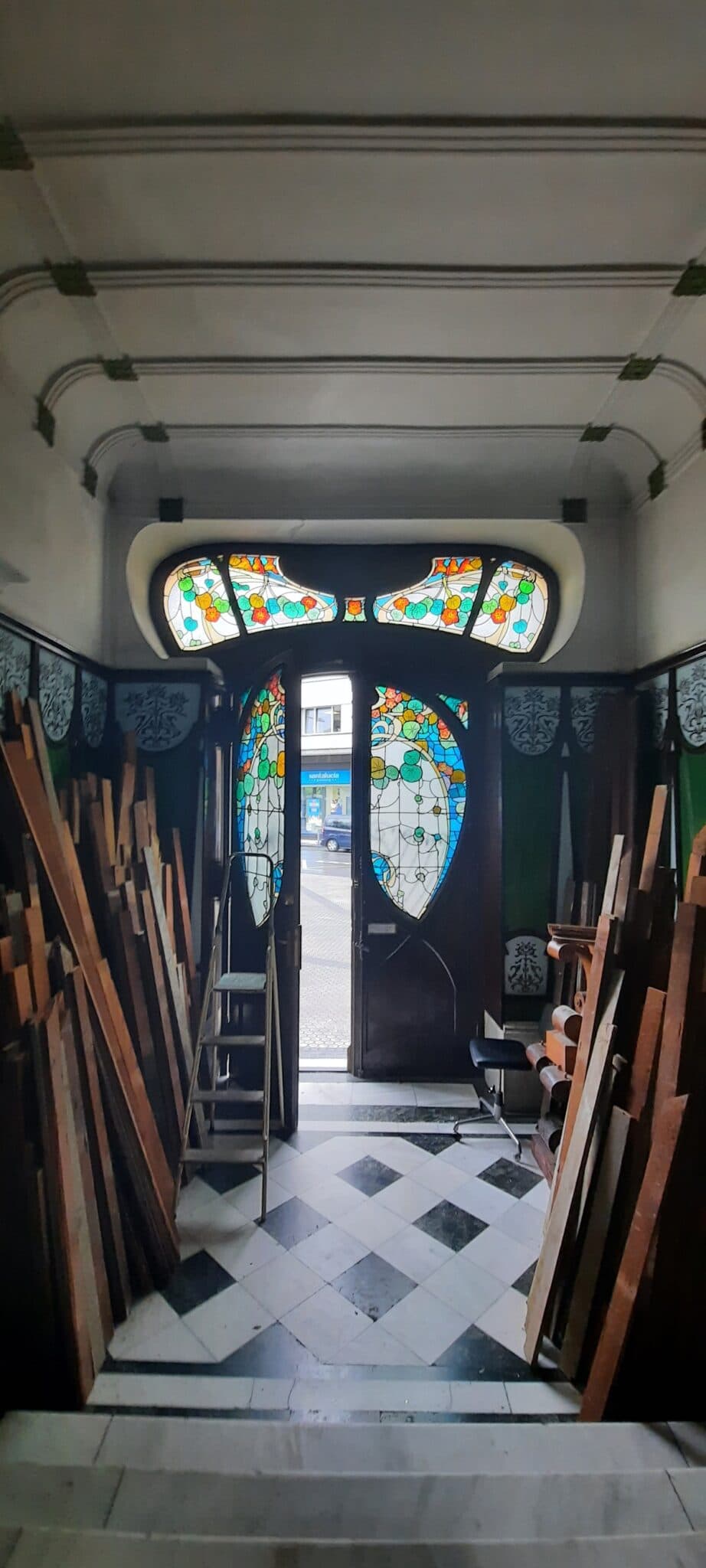 portalprim1 scaled Áncora denuncia el desmantelamiento del vestíbulo modernista de Prim 10