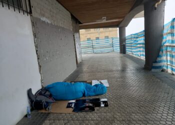 Una persona durmiendo en Egia a primera hora del 12 de enero de 2022. Foto: A.E.