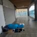 Una persona durmiendo a primera hora del 12 de enero de 2022. Foto: A.E.