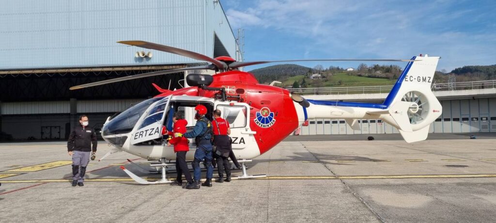 Ertzaintza heli Grave accidente en Azkoitia: un trasladado en helicóptero a Cruces