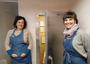 Nerea Urrestarazu y Ane Zaldibar en la puerta de 'La nevera' en la tienda Koloreka. Fotos: DonostiTik