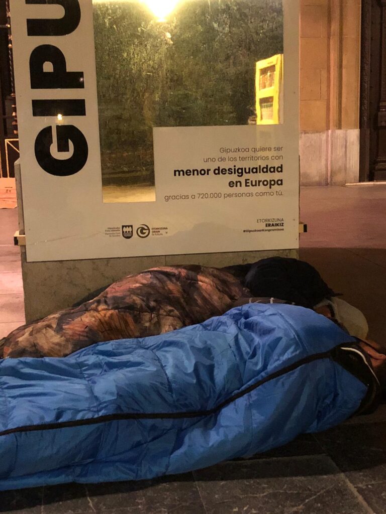 LaSirena2 40 personas duermen en la calle para pedir la apertura del 'local del frío' de Donostia