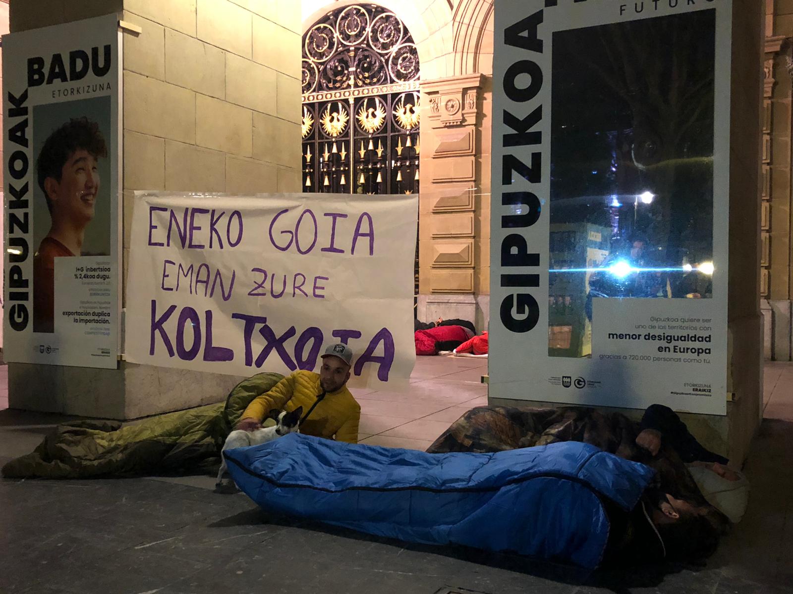 LaSirena3 - 40 personas duermen en la calle para pedir la apertura del 'local del frío' de Donostia