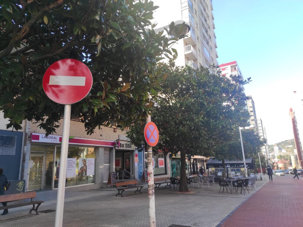 Niños jugando "y coches a toda velocidad" en la plaza de Larratxo 2 Larratxo1 Niños jugando "y coches a toda velocidad" en la plaza de Larratxo
