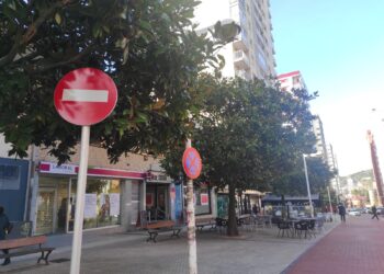 Una vecina envía esta imagen de la plaza Larratxo y denuncia el paso sin control de los coches. Foto: A.D.
