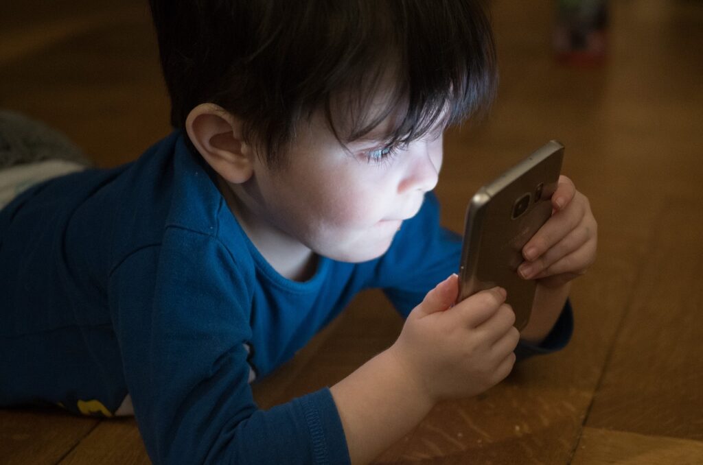 boy g8f48917d9 1280 ¿Qué hacer cuando nuestros hijos no dejan el móvil?