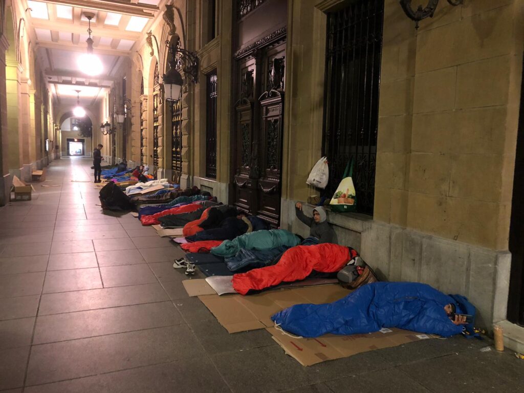 campamento1 Recogida de firmas para la apertura del 'local del frío' en Donostia