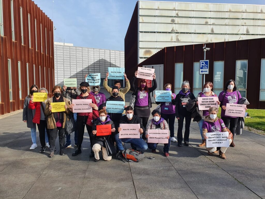 Trabajadoras y representantes de Gipuzkoako Senideak esta mañana en la puerta de las Juntas Generales (vídeo en el interior). Foto: ELA sindikatua