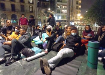'Campamento' nocturno en el Boulevard para pedir la apertura del 'local del frío' en invierno. Foto: DonostiTik
