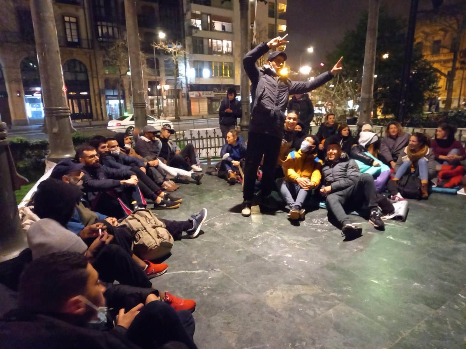 kiosko2 - Noche de jueves reivindicativa y a la intemperie para 80 personas en Donostia