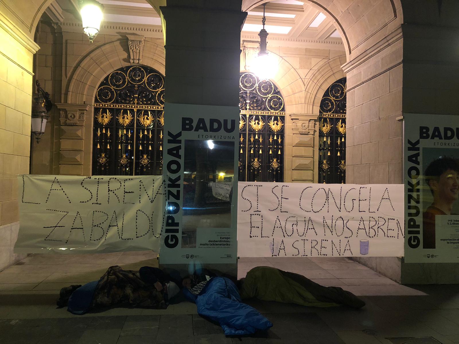 laSirena1 - 40 personas duermen en la calle para pedir la apertura del 'local del frío' de Donostia