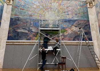 La profesora Maite Maguregui colabora en el análisis de las pinturas del Aula Magna de la Universidad de Oslo. Foto: UPV/EHU