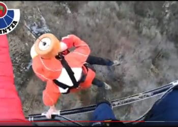 Imagen del vídeo (en el interior) del rescate. Vídeo: Ertzaintza