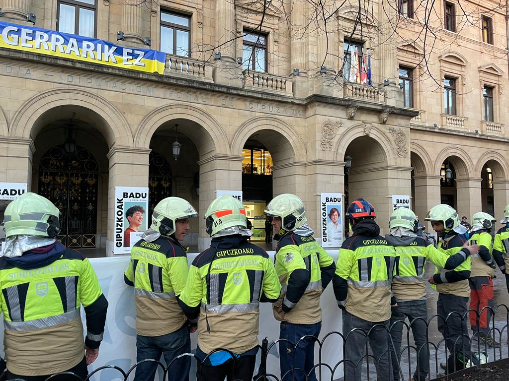 Los bomberos protestan ante la Diputación de Gipuzkoa 1 01 Los bomberos protestan ante la Diputación de Gipuzkoa