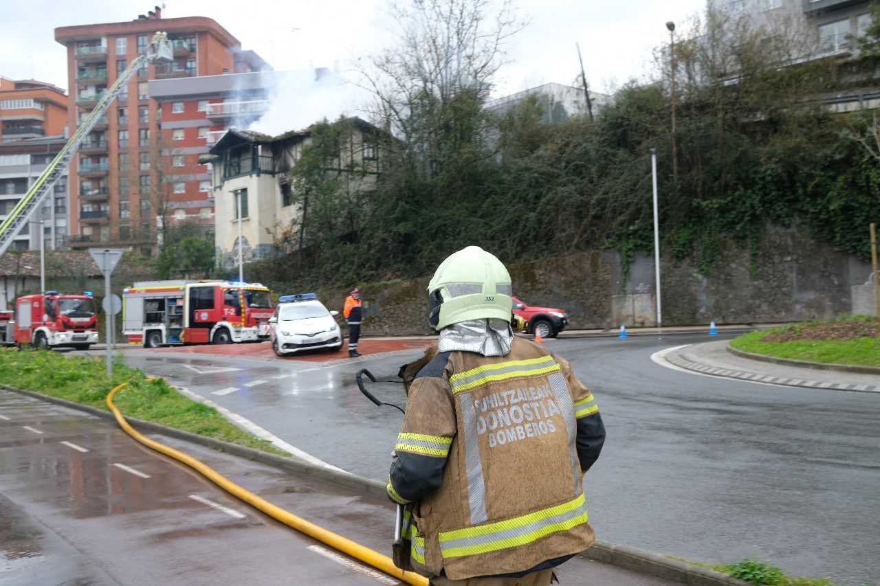 Incendio de un edificio abandonado en el Camino de la Hípica