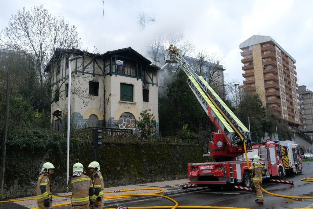 2022 0302 13052400 copy 1280x853 Áncora lamenta el incendio de Villa Beste Aldekoa y lo achaca a "su abandono"