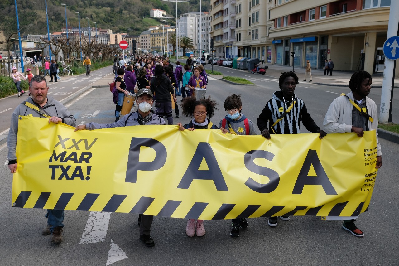 Multitudinaria Marcha contra el Racismo de Pasaia a Donostia