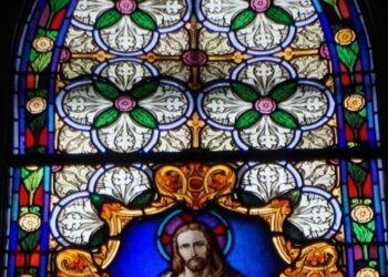 Una de las vidrieras de la capilla de Villa Elvira. Foto: Áncora.