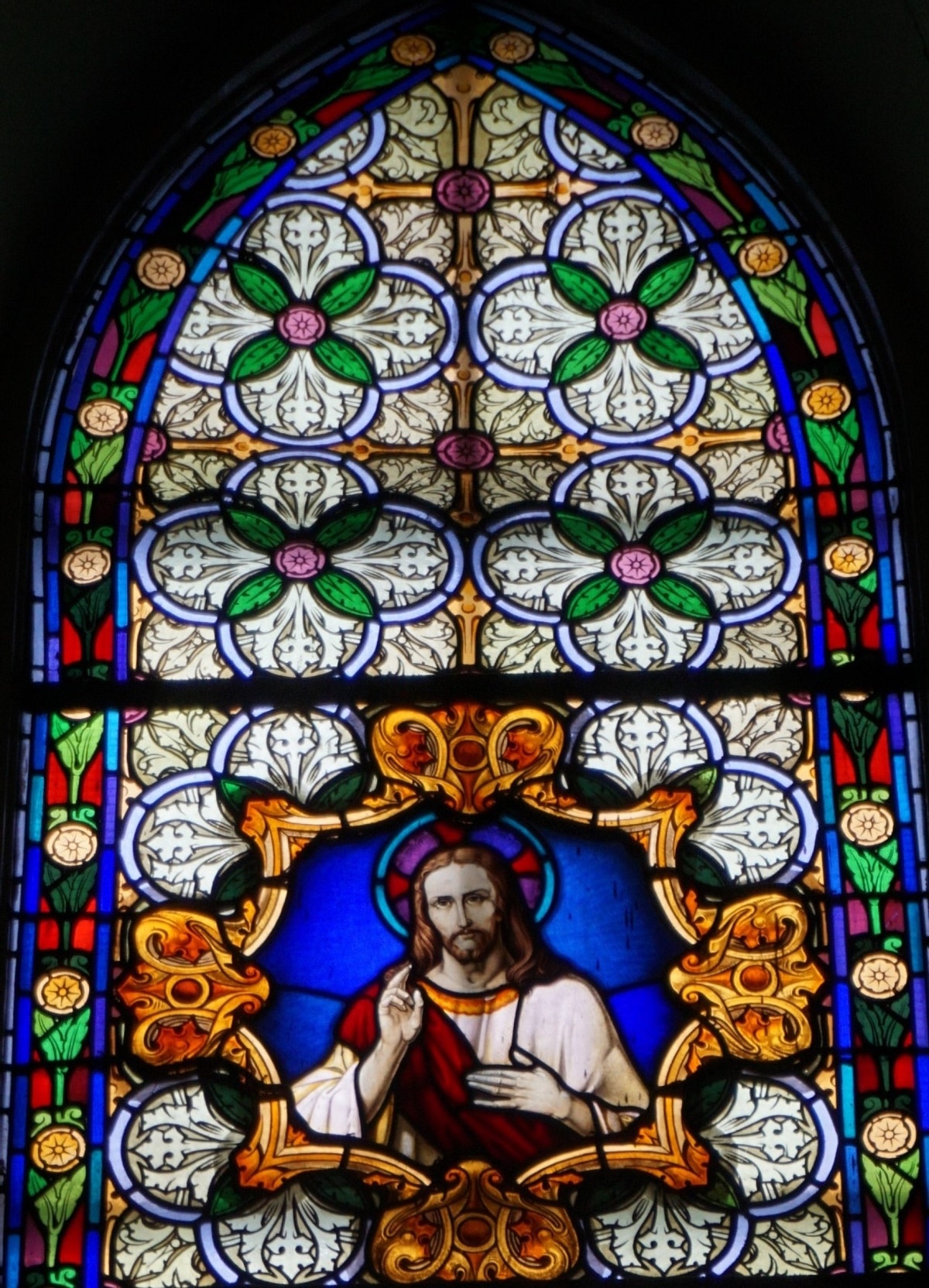 4 SAGRADO CORAZON DE JESUS Paralizado el derribo de la capilla de Villa Elvira para conservar sus vidrieras