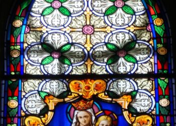 Una de las vidrieras de la capilla neogótica de Villa Elvira, que será derribada este lunes 28 de marzo. Foto: Áncora