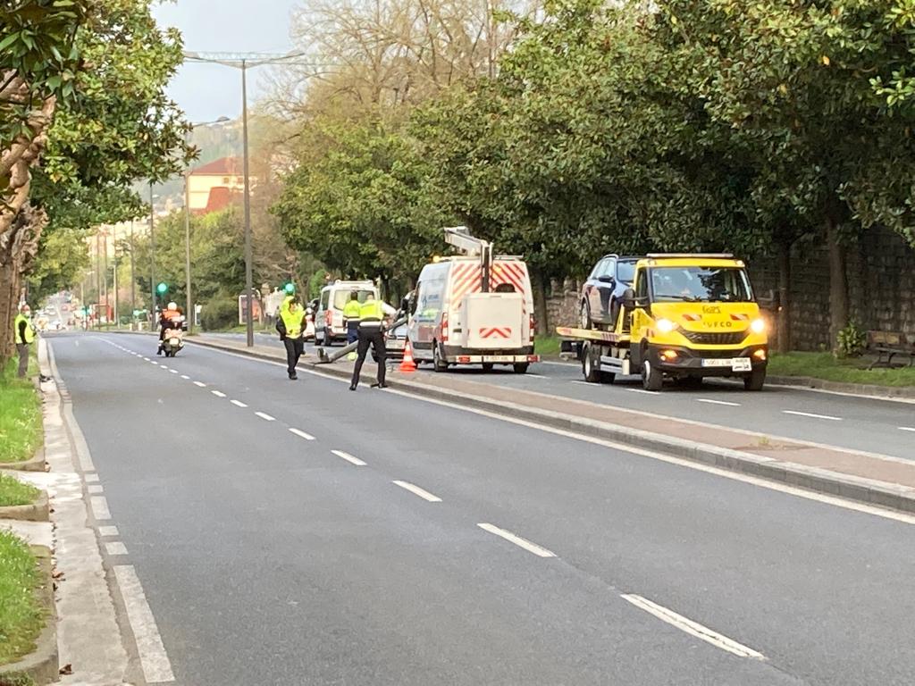 Accidente Ayto Un coche se da a la fuga tras un accidente en la Avenida Alcalde José Elosegui