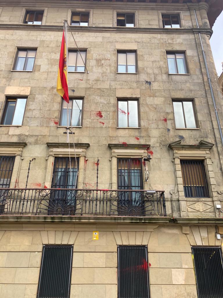 Pintura roja en el edificio de la Comandancia Naval de Donostia 1 Calle Mari Pintura roja en el edificio de la Comandancia Naval de Donostia