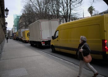 Caravana de camiones en el centro de Donostia hoy. Fotos: Santiago Farizano