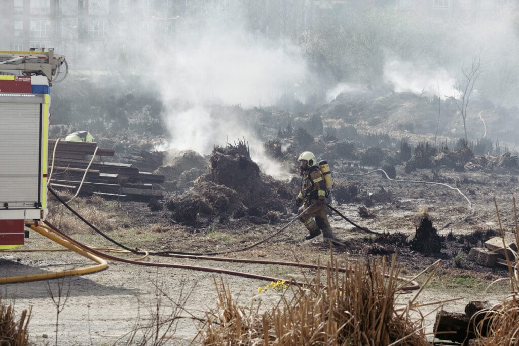 DSCF8789 Riberas de Loiola: incendio matutino en una parcela vacía