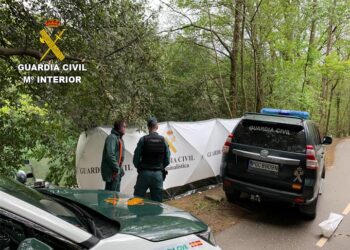 La Guardia Civil saca el cadáver hallado hoy en el río Bidasoa. Fotos: Guardia Civil