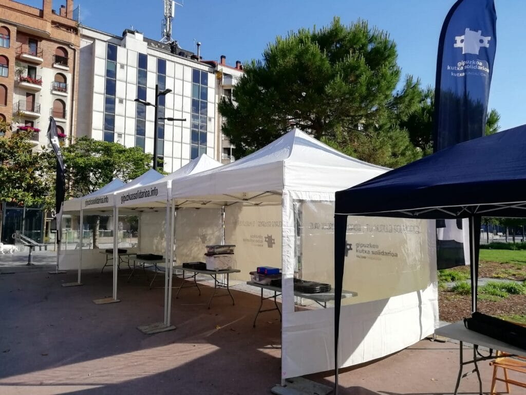 GipuzkoaKutxaSolidarioa karpa 1 Gipuzkoa Kutxa Solidarioa cede y monta carpas de forma gratuita