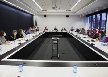 Mesa institucional hoy en Euskadi para acordar la ayuda a Ucrania. Foto: Gobierno vasco