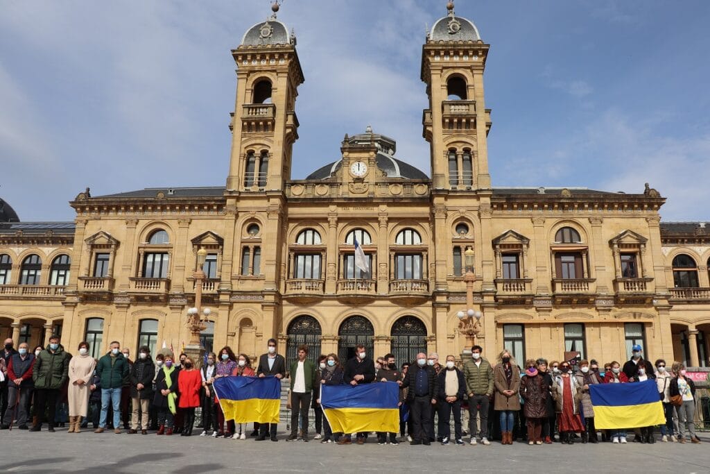 aytoucrania El Ayuntamiento de Donostia se concentra en solidaridad con Ucrania