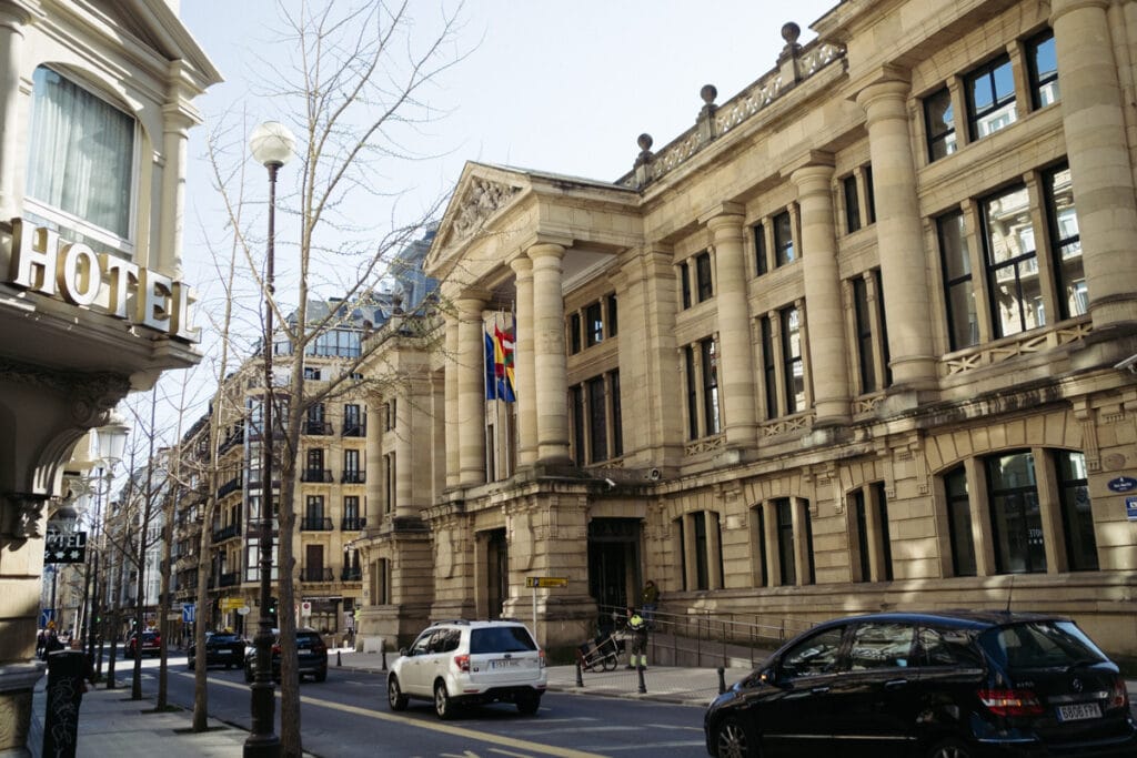 donostitik audiencia provincial (Arrasate) Condenado el traficante que bajaba por la ventana droga en un cubo
