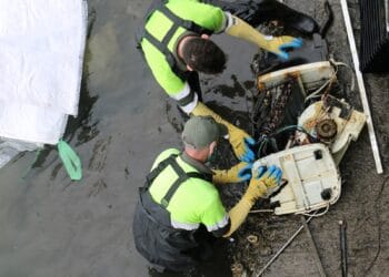 Operarios municipales limpiando el río Urumea en marzo de 2022. Foto: Ayto.